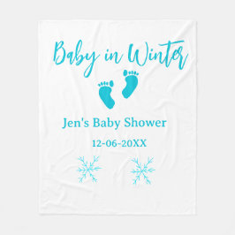 Baby im Winter duschen blaue Babyfüße Schneeflocke Fleecedecke