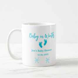 Baby im Winter duschen blaue Babyfüße Schneeflocke Kaffeetasse