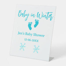 Baby im Winter duschen blaue Babyfüße Schneeflocke Sockelschild