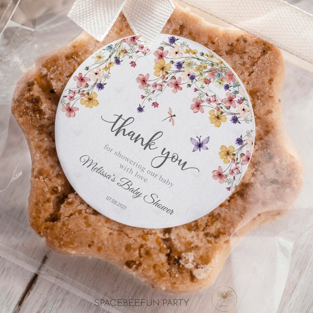 Baby in Bloom Garten Wildblumen-Baby-Party Runder Aufkleber (Delicate and charming Baby in Bloom garden wildflower baby shower thank you favor sticker tag. Featu)