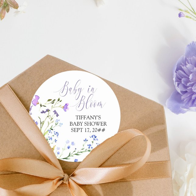 Baby in Bloom Lila Wildblume Kinderdusche Runder Aufkleber (Baby in Bloom baby shower sticker from my Purple Wildflower Collection.)