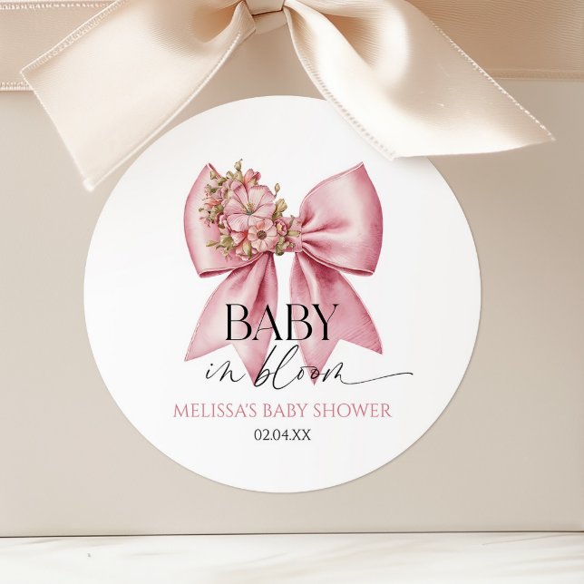 Baby in Bloom Pink Blumenknecht Baby Dusche Runder Aufkleber (Von Creator hochgeladen)
