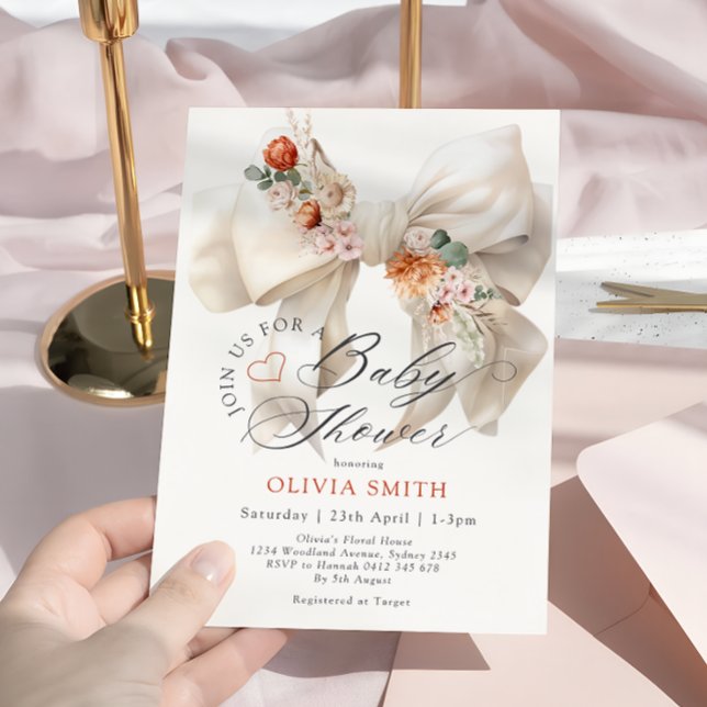 Baby in Bloom White Bow Fall Floral Baby Dusche Einladung (Von Creator hochgeladen)