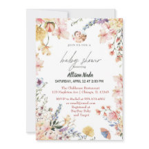 Baby in blühenden Wildblumen