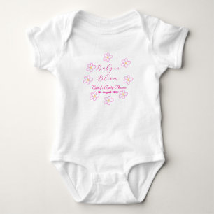 Baby in blühender rosa Blume Babydusche schlicht e Strampler