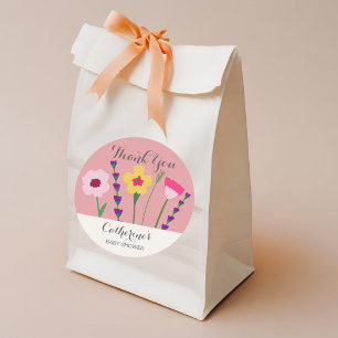 Baby in blutfarbigen Blütendusche Runder Aufkleber