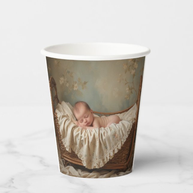 Baby in der Wiege Pappbecher (Vorderseite)