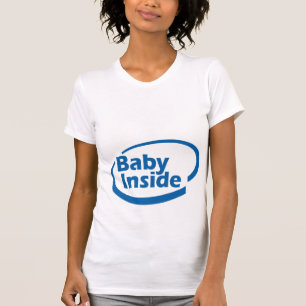 Baby innerhalb des Shirts