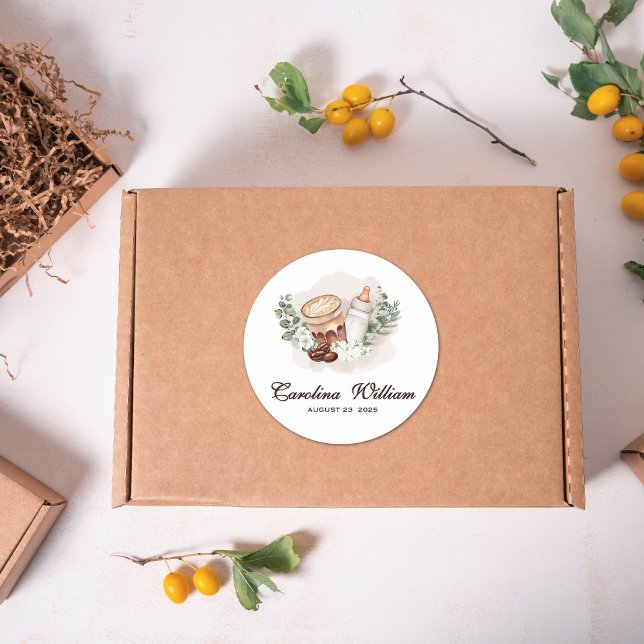 Baby ist das Brewing Greenery Coffee Baby Shower Runder Aufkleber (Von Creator hochgeladen)