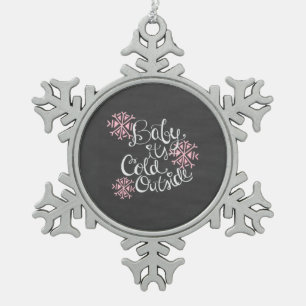Baby ist es kalte äußere rosa schneeflocken Zinn-Ornament