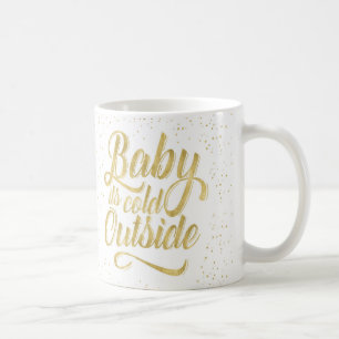 Baby ist es kalte äußere Tasse mit Schnee