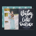 Baby It's Cold Outside Chalkboard Foto Urlaub Einladung<br><div class="desc">Senden Sie die diesjährigen Feiertagsgrüße mit Stil aus. Ihr besonderes Foto wird in diesen einzigartigen und modernen Urlaubsfotokarten großartig aussehen, die mit einem weißen Overlay aus der Pinselhand "Baby It's Cold Outside" auf einem Chalkboard-Hintergrund verziert sind. Reverse Card ist voll editierbar, um Ihren Foto Farbschema anzupassen. Fügen Sie Ihre Daten...</div>