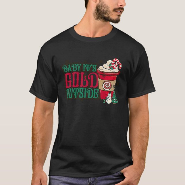Baby It's Cold Outside Kaffee Latter Weihnachten W T-Shirt (Vorderseite)