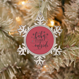 Baby It's Cold Outside rote Schriftart Schneeflocken Zinn-Ornament