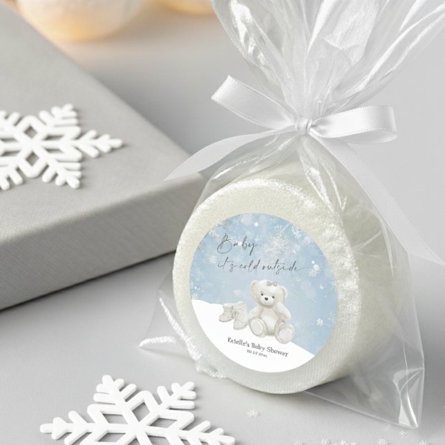 Baby, It's Cold Outside Teddy Bear Schneebetonte A Runder Aufkleber (Von Creator hochgeladen)