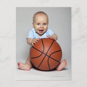 Baby Junge (6-9 Monate) mit Basketball, Postkarte