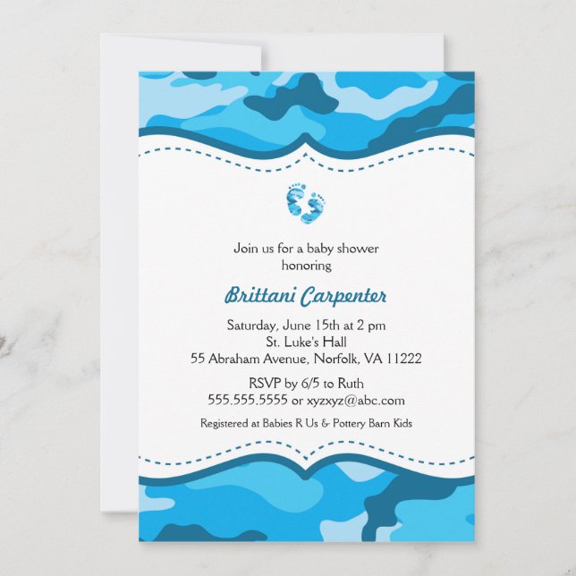 Baby-Jungen-lädt blaue Tarnungs-Dusche Füße Einladung (Vorderseite)