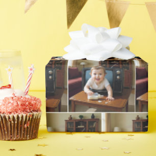 Baby kriecht aus einem Retro-Fernseher Geschenkpapier
