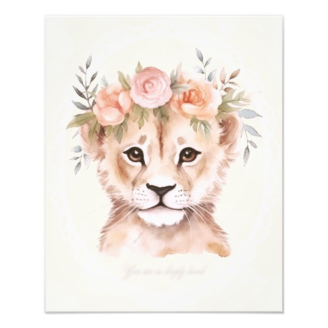 Baby Lion Cub mit Blume Crown Art Fotodruck (Vorne)