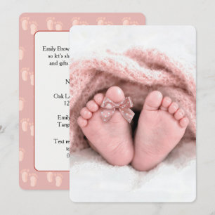 Baby-Mädchen-Füße mit einer gepunkteten Schleife Einladung