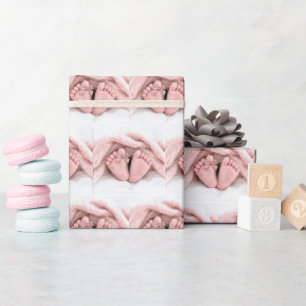 Baby-Mädchen-Füße mit einer gepunkteten Schleife Geschenkpapier
