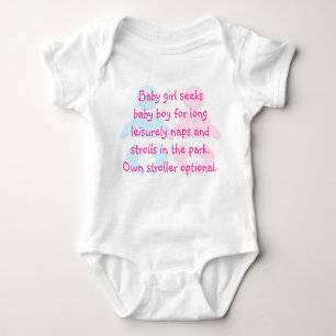 Baby-Mädchen sucht Baby-Jungen-lustigen T - Shirt