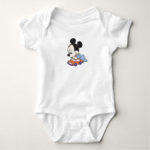 Baby Mickey Maus spielt mit Spielzeugauto