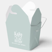 Baby mit kalter Außendusche