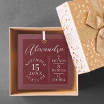 Baby Name Script & Birth Stats Burgundy Keepake Ornament Aus Glas<br><div class="desc">Ankündigen und begrüßen Sie die Ankunft Ihres neuen Babys mit unserer einfachen und modernen Ankündigung der Geburt halten Sake-Ornament. Das schlichte und elegante Design zeigt den Namen des Babys in Schrift, Geburtsdatum, Geburtsdatum und Geburtsdaten schön an. Die Hintergrundfarbe lässt sich leicht ändern, indem Sie auf Details klicken und mit dem...</div>
