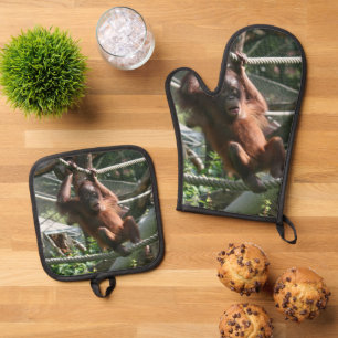 Baby Orangutan - Hang da drin Ofenhandschuh & Topflappen-Set