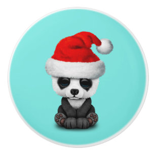 Baby-Panda-Bär, der eine Weihnachtsmannmütze tr Keramikknauf