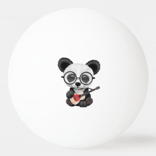 Baby-Panda, der japanische Flaggen-Gitarre spielt Tischtennisball