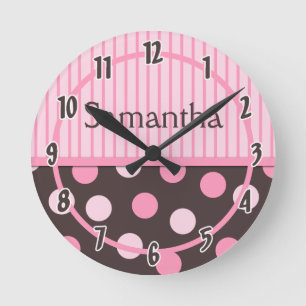 Baby Pink Modern Mod Polka Dot Personalisiert Cloc Runde Wanduhr