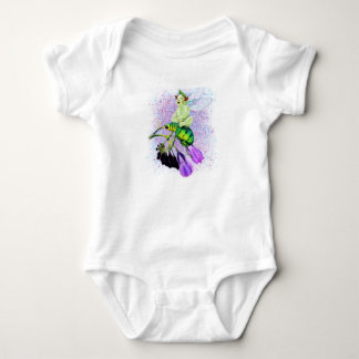 Baby Pixie lacht auf Käferreise Strampler