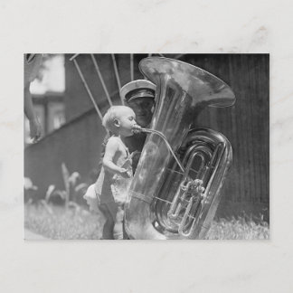 Baby Playing Tuba, 1923 Postkarte