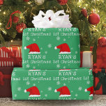 Baby`s First Christmas Green Weihnachtsmannmütze S Geschenkpapier<br><div class="desc">Baby`s erstes grüne Weihnachtsmannmütze Snowflake Wrapping Paper. Niedliches Baby First Christmas Design mit einer Weihnachtsmannmütze,  Schneeflocken und einem Babynamen in einem weißen Drehbuch - personalisieren Sie mit dem Namen Ihres Babys.</div>