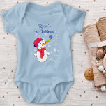 Baby`s I Christmas Niedlich Snowman Snowflake Boy Baby Strampler<br><div class="desc">Baby`s 1. Weihnachten Niedlich Snowman Snowflake Boy Baby Bodysuit. Niedlicher Schneemann mit Schneeflocke auf der Nase und weiße Schneeflocken in verschiedenen Formen und Größen. Passen Sie Ihren Namen und Ihren Text an und machen Sie einen süßen Sake für das erste Weihnachtsfest des Babys.</div>