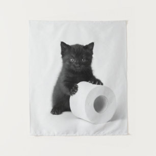 Baby Schwarzes Kätzchen bewacht Toilettenpapierrol Wandteppich