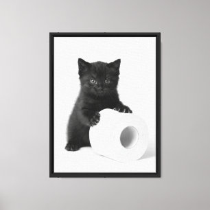 Baby Schwarzkätzchen bewacht Toilettenpapierrolle Leinwanddruck