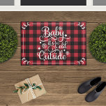 Baby Sein kalter Outdoor Red Buffalo Karierter Url Fußmatte<br><div class="desc">Dieses festliche Urlaubsdomizil bietet "Baby it's Cold Outside" im Schriftart mit weißer Schrift mit Schneeflocke und Star-Akzenten und einem Scrollgrenzdesign. Als Hintergrund ist ein kariertes,  rotes und schwarzes Büffel-Muster mit Schachbrettmuster enthalten.</div>