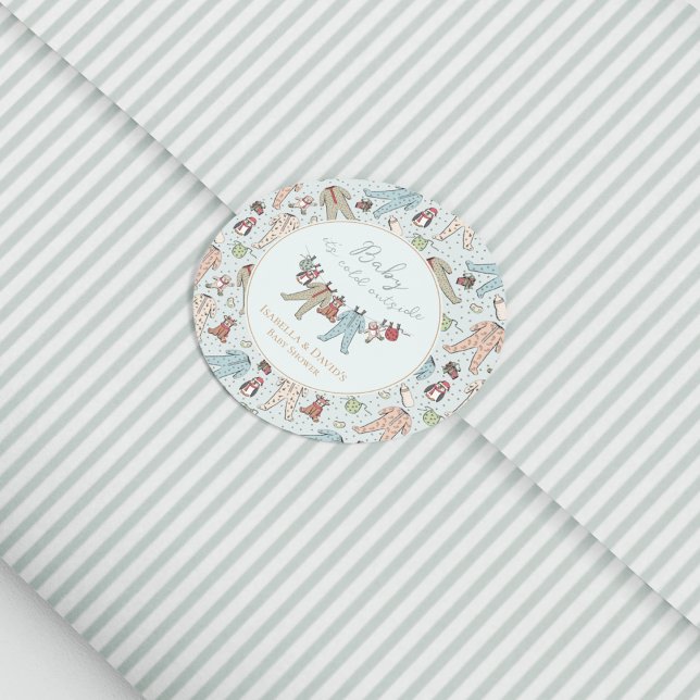 Baby seine kalte Außendusche Runder Aufkleber (Cute Christmas Baby Shower Baby It's Cold Outside Favor Sticker in Baby Blue. Holiday Pajamas)