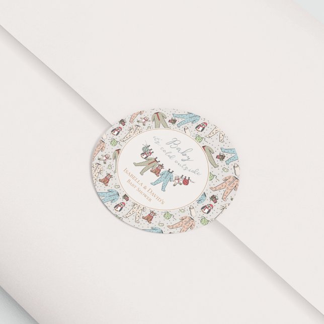 Baby seine kalte Außendusche Runder Aufkleber (Ivory Christmas Baby Shower Sticker. Holiday Pattern of Baby Pajama, Penguin, Reindeer & Teddy Bear)