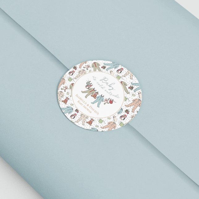 Baby seine kalte Außendusche Runder Aufkleber (White Christmas Baby Shower Sticker. Holiday Pattern of Baby Pajama, Penguin, Reindeer & Teddy Bear)