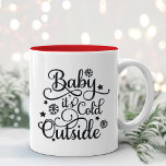 Baby seine kalte Outdoor Black Script Urlaub Zweifarbige Tasse<br><div class="desc">Das Holiday Coffee Tasse Design bietet "Baby It's Cold Outside",  ein modernes,  schwarzes Skript,  das Texttypografie-Design mit Stern- und Schneeflocke-Akzenten schreibt.</div>
