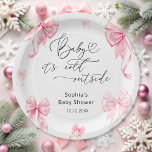 Baby seine kalte Outdoor Winter Pink Bow Babydusch Pappteller<br><div class="desc">Dieses Design ist perfekt für eine winterliche Babydusche und hat einen süßen,  saisonalen Charme,  um ein kleines Mädchen willkommen zu heißen! Matching-Elemente verfügbar.</div>