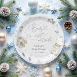 Baby seine kalte Outdoor Winterkleide Babydusche Pappteller<br><div class="desc">Dieses Design ist perfekt für eine Baby-Dusche im Winter und hat einen süßen,  saisonalen Charme,  um einen kleinen Jungen willkommen zu heißen! Matching-Elemente verfügbar.</div>