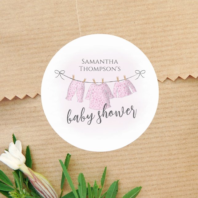 Baby Shower Girl Trendy Script Wasserfarbe Niedlic Runder Aufkleber (Baby shower cute pink watercolor clothesline sticker.)