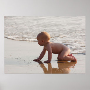 Baby spielt im Sand am Strand Poster