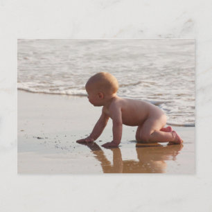 Baby spielt im Sand am Strand Postkarte