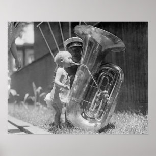 Baby spielt Tuba, 1923. Vintage-Foto Poster